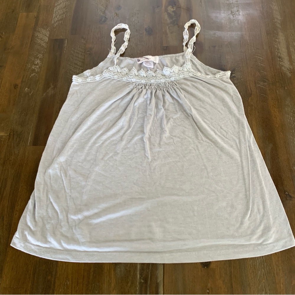 ✅ Imaginary Voyage light Gray lace trim tank top. Loose flowy fit EUC